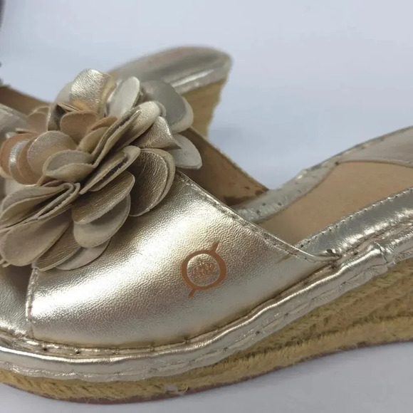 Born Wedgie Metallic Gold Sandals Leather 3D Flower Applique sz 9 - Picture 6 of 8
